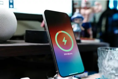 感城镇苹果15换屏服务分享用什么充电器给iPhone15充电更好 